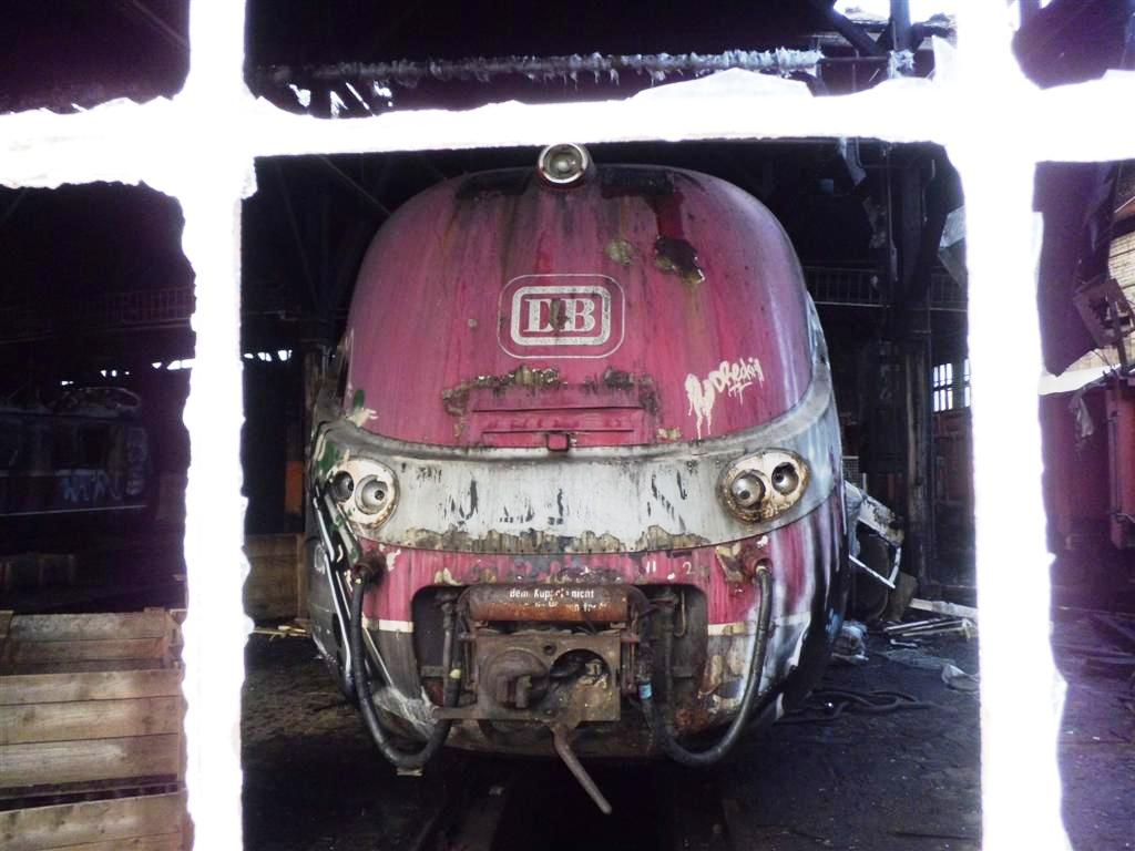 Am 16. Januar 2012 kam es zu einem Großbrand auf dem Gelände des Bahnbetriebswerks Leipzig Hbf Süd. Laut Bundespolizeiinspektion hatte(n) der/die Täter die Scheibe eines abgestellten Waggons eingeschlagen und einen Brandsatz hineingeworfen. Die Flammen griffen unmittelbar auf den Lokschuppen über. Bei dem Feuer wurden Wagen des legendären TEE aus den 1950er Jahren zerstört, die dort laut Nürnberger DB Museum in Halle untergestellt waren. Aufnahme durch die geborstenen Fensterscheiben am 22.1.2012