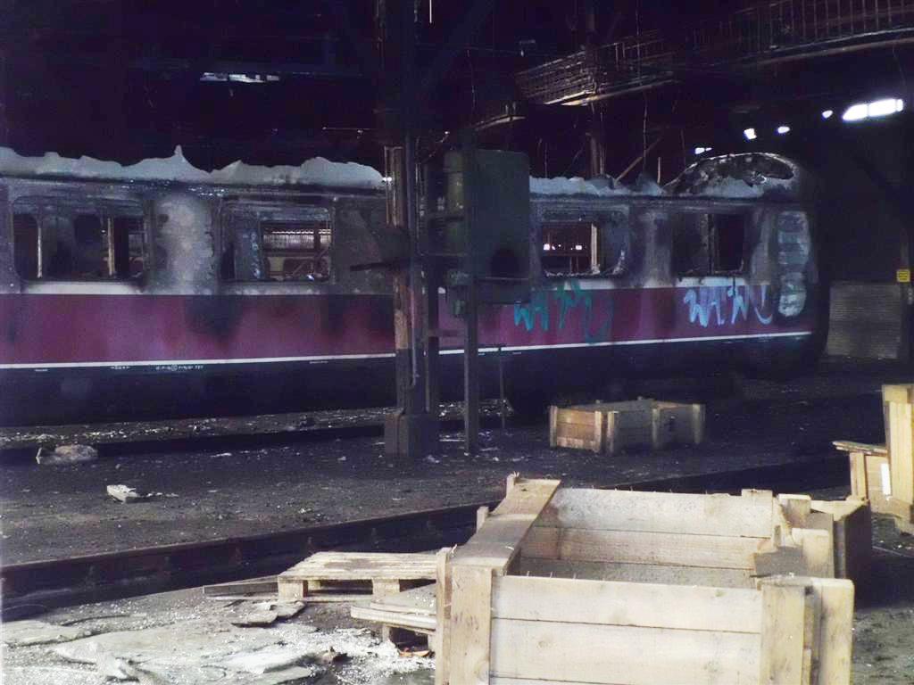 Am 16. Januar 2012 kam es zu einem Großbrand auf dem Gelände des Bahnbetriebswerks Leipzig Hbf Süd. Laut Bundespolizeiinspektion hatte(n) der/die Täter die Scheibe eines abgestellten Waggons eingeschlagen und einen Brandsatz hineingeworfen. Die Flammen griffen unmittelbar auf den Lokschuppen über. Bei dem Feuer wurden Wagen des legendären TEE aus den 1950er Jahren zerstört, die dort laut Nürnberger DB Museum in Halle untergestellt waren. Aufnahme durch die geborstenen Fensterscheiben am 22.1.2012