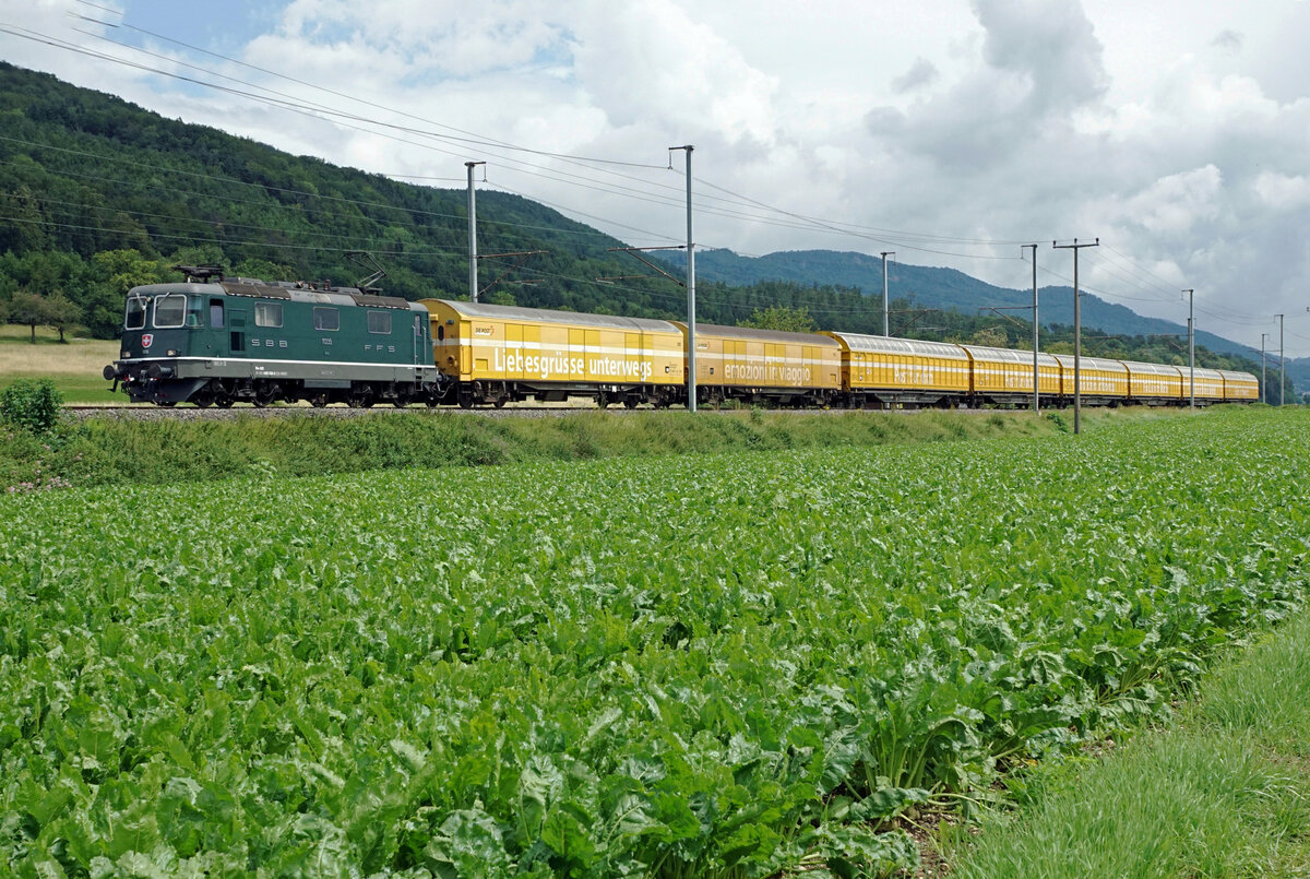 Am 16. Juli 2021  brachte die grüne Re 420 335  LIEBESGRÜSSE  von der Deutschschweiz in die Westschweiz bei sehr schlechtem Wetter.
Postzug Härkingen-Genf bei Oensingen.
Seit dem 9. Juli 2021 präsentiert sie sich wieder mit dem damaligen grünen Anstrich und Chrombuchstaben.
Längere Zeit fuhr sie sogar sehr stark versprayt mit Güterzügen durch die ganze Schweiz.
Foto: Walter Ruetsch 