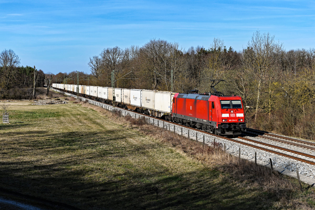 Am 16. März 2020 verkehrte ein Zuckerzug von Plattling nach Italien. Bis Kufstein war die 185 254 Zuglok. Die Leistung konnte ich am Korbianiholz an der Stadtgrenze von München aufnehmen.
