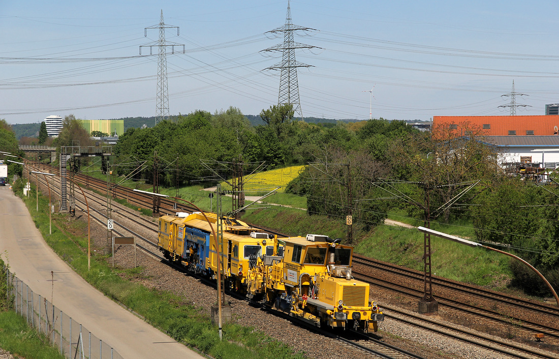 Am 16. Mai 2015 konnte ich in Tamm (Württemberg) diese beiden Fahrzeuge ablichten.
Leider ist mir nicht bekannt um welche Fahrzeugtypen es sich hierbei handelt.