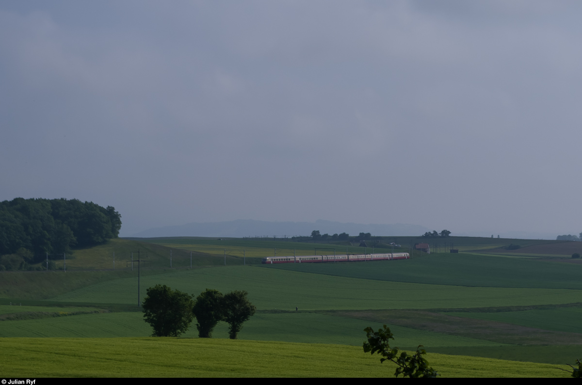 Am 16. Mai 2015 ist der RAe TEE II von SBB Historic bei Arnex unterwegs in Richtung Vallorbe.