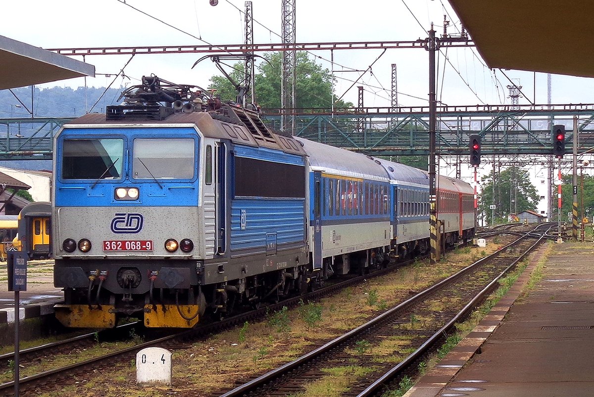 Am 16 Mai 2018 steht 362 068 abfahrtbereit in Praha-Smichov.