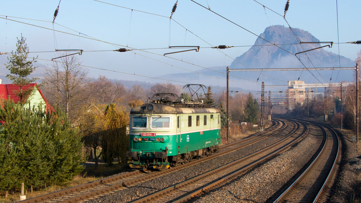 Am 16. November 2018 ist 123 014-3 in Zelenice nad Bilinou zugegen. 