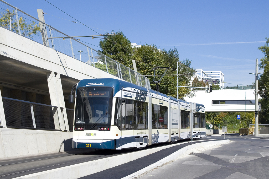 Am 16. September 2016 ist TW 233 als Linie 7 in der Stiftingtalstraße unterwegs. 