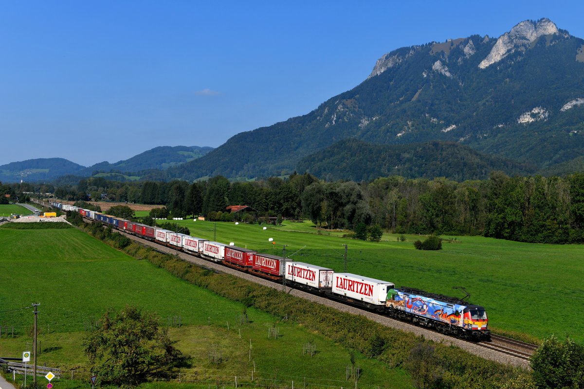 Am 16. September 2018 konnte ich bei Kirnstein im Inntal die 193 640 mit dem DGS 40565 von Padborg nach Verona Q.E. aufnehmen. Der Zug war erfreulicherweise komplett beladen und die gefällige Werbelok wohl erst kürzlich gewaschen worden. 