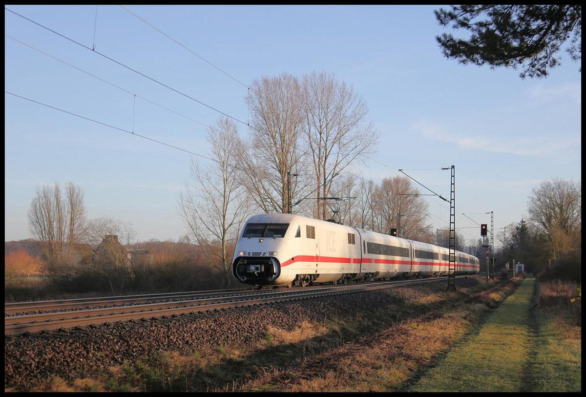 Am 16.01.2020 hatte der ICE 923 nach Frankfurt am Main offensichtlich ein Problem mit der Kupplungsblende. Mit offenem  Maul  war der ICE hier nahe der Mühle Leeden um 9.51 Uhr auf der Rollbahn unterwegs.