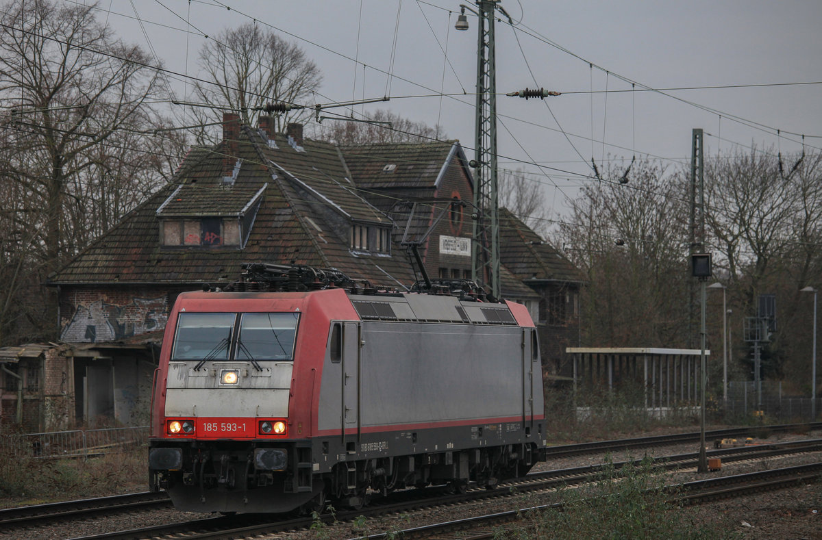 Am 16.01.2021 fuhr BRLL 185 593 Lz richtung Krefeld-Uerdingen durch Krefeld-Linn. 
