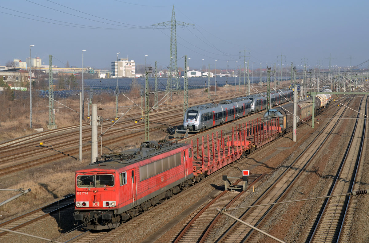 Am 16.02.17 führte 155 171 ihren gemischten Güterzug durch Bitterfeld Richtung Leipzig.