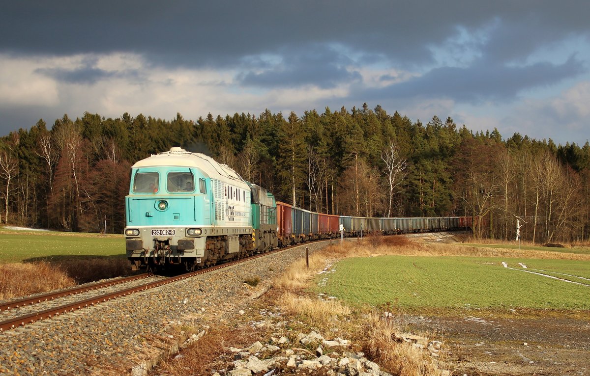 Am 16.02.18 brachte 272 204 (DGS 89233) ein Abraumzug nach Schönberg/V. Dort übernahm dann die CTHS 232 002-8 den Zug und fuhr in bis Gera und Wünschendorf/Elster. Hier ist der Zug in Pausa zu sehen.
