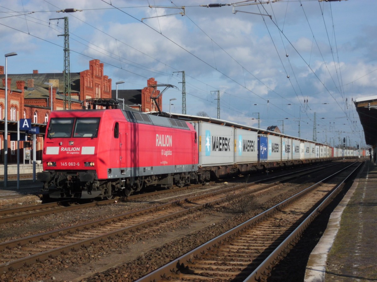 Am 16.02.2014 kam 145 062 mit einem Containerzug nach Stendal.Nach dem Personalwechsel ging die Fahrt weiter über Wittenberge nach Hamburg. 