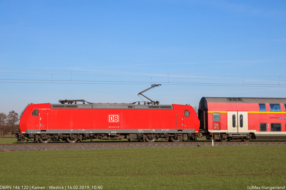 Am 16.02.2019 konnte das Dortmunder Arbeitspferd 146 122 mit einem RE1 in Kamen fotografiert werden. Die Lok fuhr zu den  Höchstzeiten  von DB Regio NRW auf allen RE-Linien als Reserve, und war die einzige Dortmunder 146.1 - und meine absolute Lieblings 146. Besagte Lok ist jetzt in Münster beheimatet.