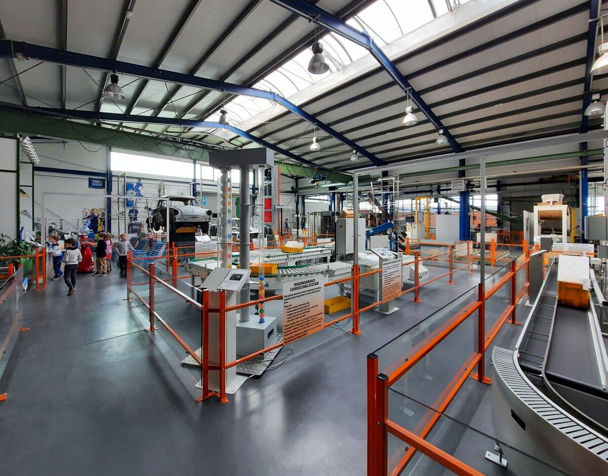 Am 16.02.2023 im Fördertechnikmuseum Sinsheim.  Das Erlebnismuseum beinhaltet eine weltweit einzigartige Sammlung an Ausstellungsstücken aller Entwicklungsepochen des Transportwesens. So können über 150 Anlagen und Geräte nicht nur hautnah besichtigt, sondern auch in voller Funktion erlebt werden. Dabei dürfen BesucherInnen die Fördertechnik in Betrieb setzen und müssen selbst mit Hand anlegen, wenn ein Aufzug in Gang gesetzt oder ein fiktiver Fluss mit einer Gondel überquert werden soll.  https://www.foerdertechnik-museum.de/