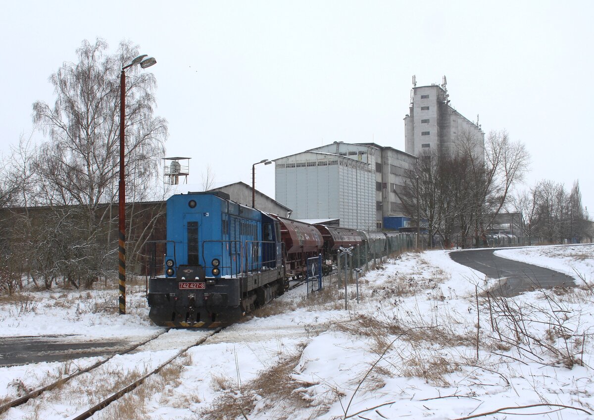 Am 16.02.26 wurde in Nebanice das Getreidelager mit 742 427-8 bedient.