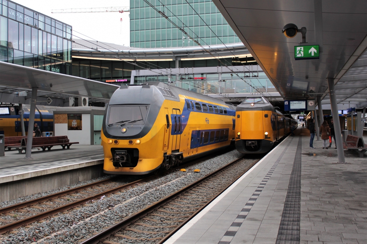 Am 16.03.2018 stehen IC 854 nach Alkmaar (links) und IC 1754 nach Den Haag (rechts) im Bahnhof Utrecht Centraal.