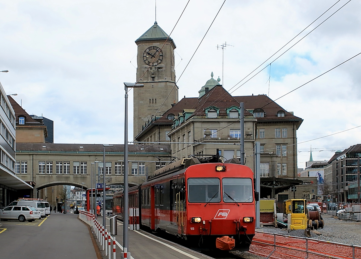 Am 16.03.2018 verlässt BDeh 4/4 15 mit einem Zug nach Appenzell den Bahnhof St. Gallen. Früher fuhren die Züge auf der rechts sichtbaren Fläche ab, die Gleise sind bereits entfernt.