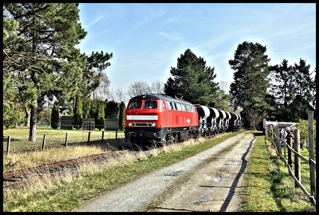 Am 16.03.2022 wurden wieder Teilbereiche der Teutoburger Wald Eisenbahn im Bereich Bad Iburg und Lienen geschottert. Zu diesem Zweck war die LCC Lok 225079-3 der Lappwaldbahn Cargo auf der TWE unterwegs. Hier kehrt sie gerade mit dem Leerzug aus Richtung Lienen nach Lengerich zurück und nähert sich hier dem Höster Grenzweg.