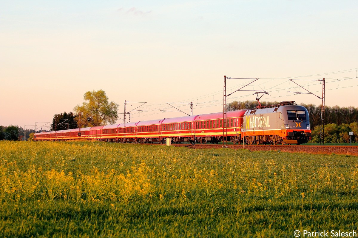 Am 16/04/14 der Lourdes Pilgerzug DPF2101 Köln -Altenbken mit dem Hectorrail Taurus 242 002. Hier schon die Leerzug Rückleistung nach Münster im Abendlicht bei Paderborn-Scharmede.