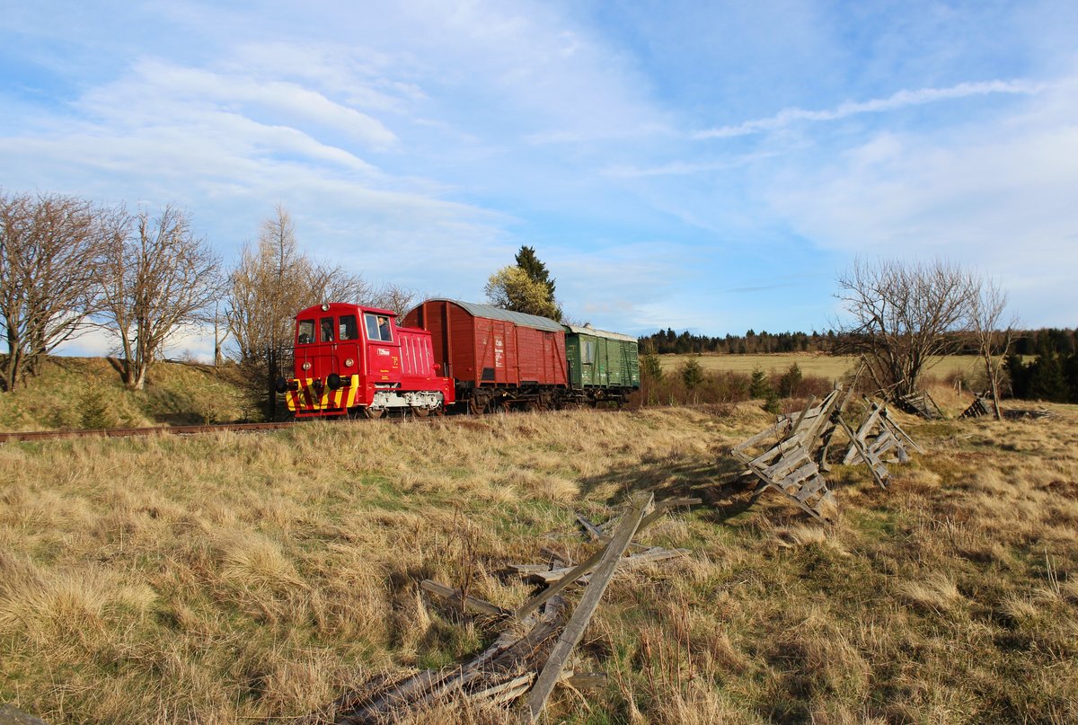 Am 16.04.16 hatten wir eine Fotofahrt mit T211 0608 und M131 1513 von Křimov nach Vejprty und zurück. Hier T211 0608 mit einem Nahgüterzug in Rusová.