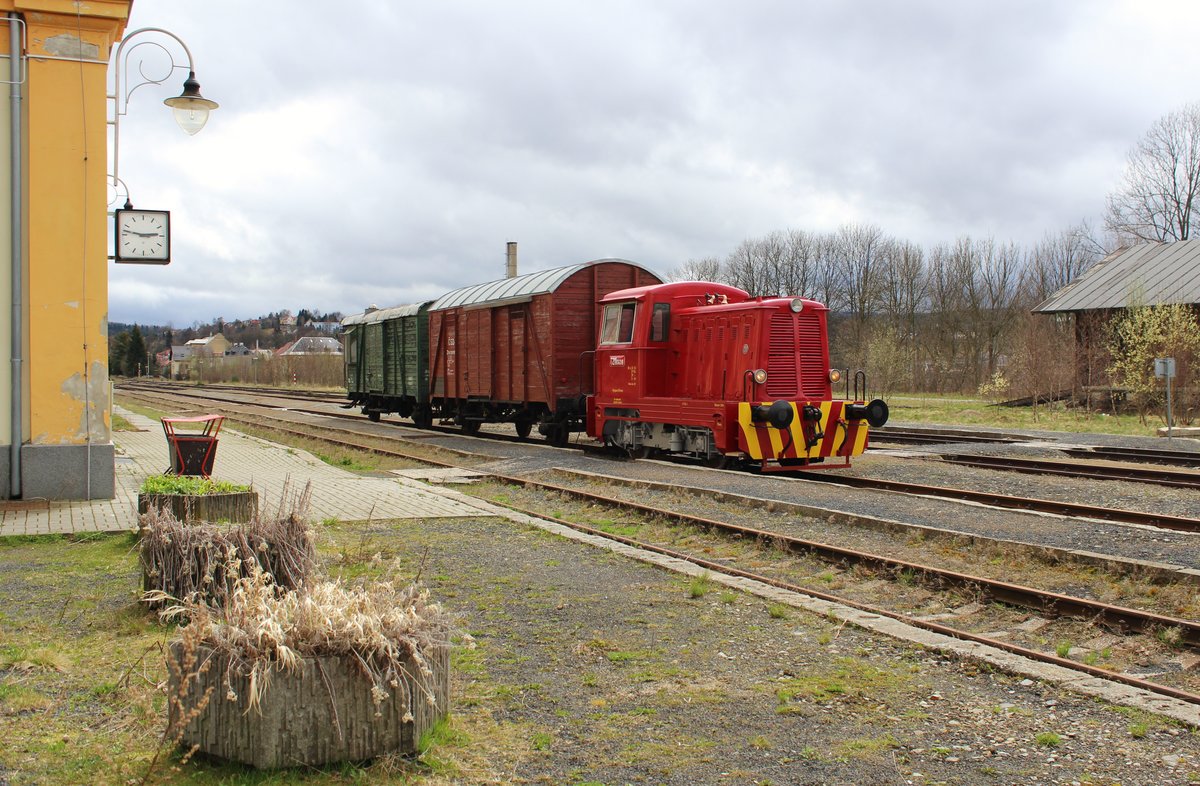 Am 16.04.16 hatten wir eine Fotofahrt mit T211 0608 und M131 1513 von Křimov nach Vejprty und zurück. Hier die T211 06.08 mit einem Nahgüterzug zu sehen in Vejprty. 