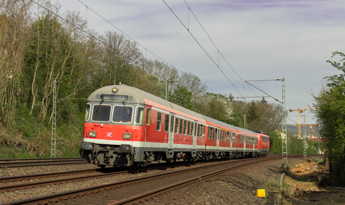 am 16.04.2020 gab es eine Streckenkunde fahrt der WFL von Stuttgart nach Tübingen aufgrund des anstehenden Ersatzverkehr für Abellio. Diese Fahrten tätigten sie mit 111 200 welche zwei n-Wagen und einen Karlsruher Kopf bei sich hatte. Das Foto entstand hinter Oberesslingen.