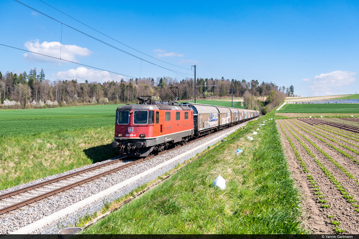 Am 16.04.2022 ist SBB Cargo Re 420 339 unterwegs als CargoExpress von Schönbühl SBB nach Estavayer-le-Lac und konnte hier bei Ferenbalm aufgenommen werden