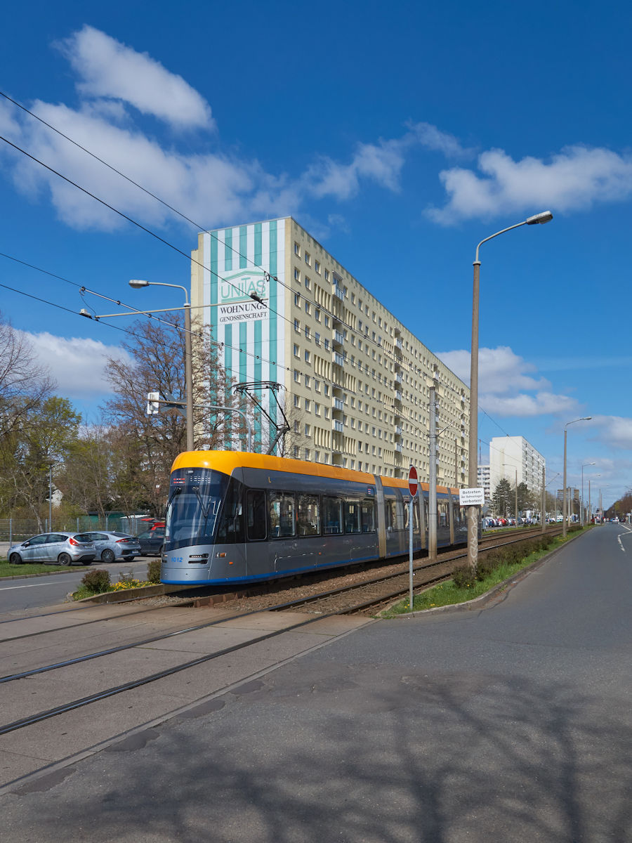 Am 16.04.2022 war NGT 10-XXL 1012 auf dem Weg nach Lößnig. Kurz vor der Endstelle verlässt die Bahn das Neubaugebiet Lößnig mit ihren imposanten 11-Geschossern vom Typ P2.