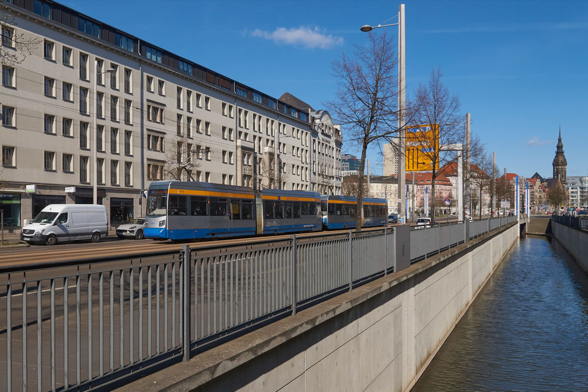 Am 16.04.2022 war NGTW6 1341 mit einem weiteren Leoliner auf der Leipziger Linie 7 unterwegs nach Böhlitz-Ehrenberg. Kurz vor der Haltestelle Leibnizstraße fuhr der Zug entlang des Elstermühlgrabens durch den Ranstädter Steinweg. Seit den 90er Jahren werden die Kanäle in Leipzig wieder freigelegt. 
