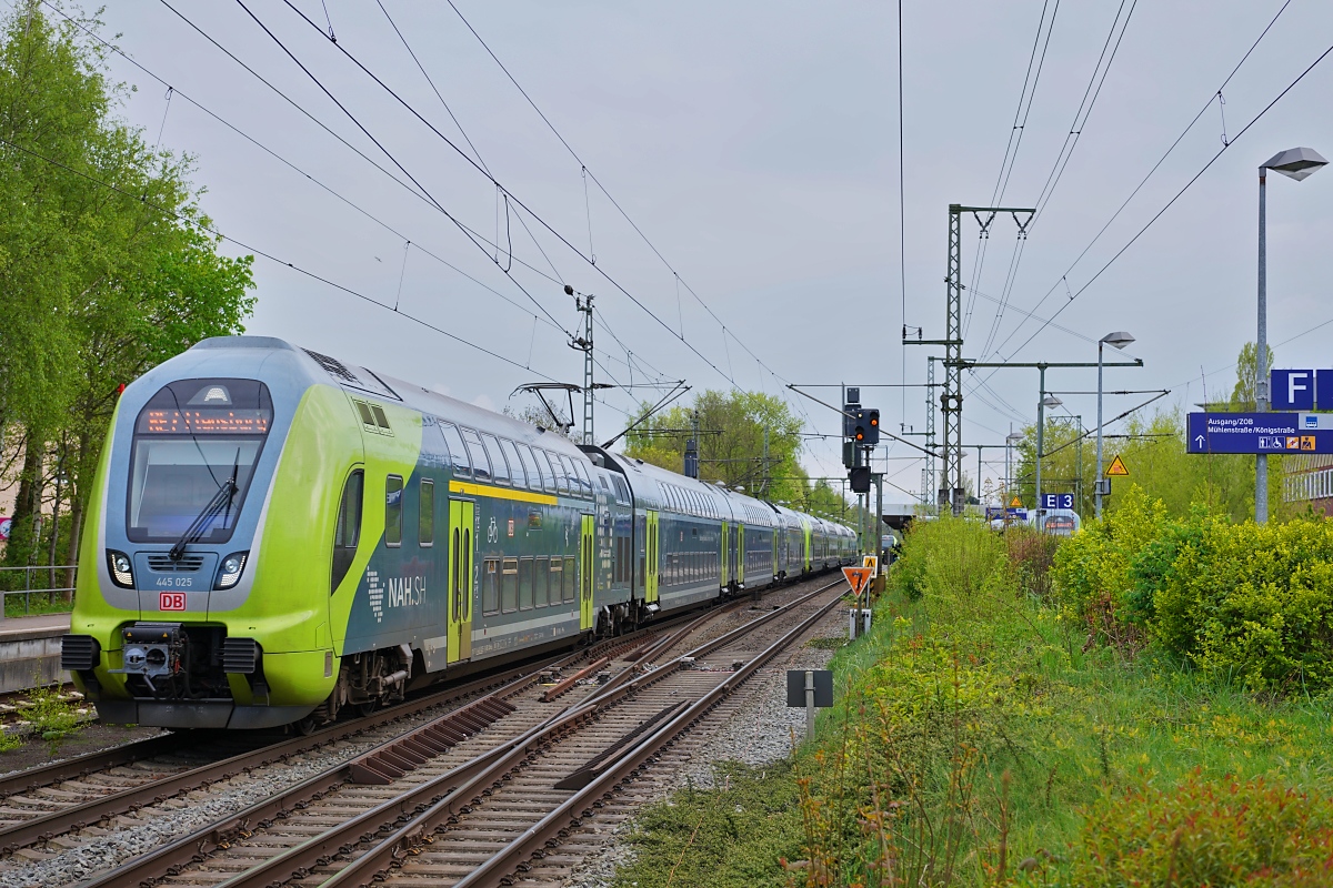 Am 16.04.2024 verlassen 445 025 und ein weiterer 445 den Bahnhof Elmshorn. In Neumünster werden die Züge geflügelt. Für 445 025 geht es ab dort weiter nach Flensburg, während der zweite Zugteil in Richtung Kiel fährt.