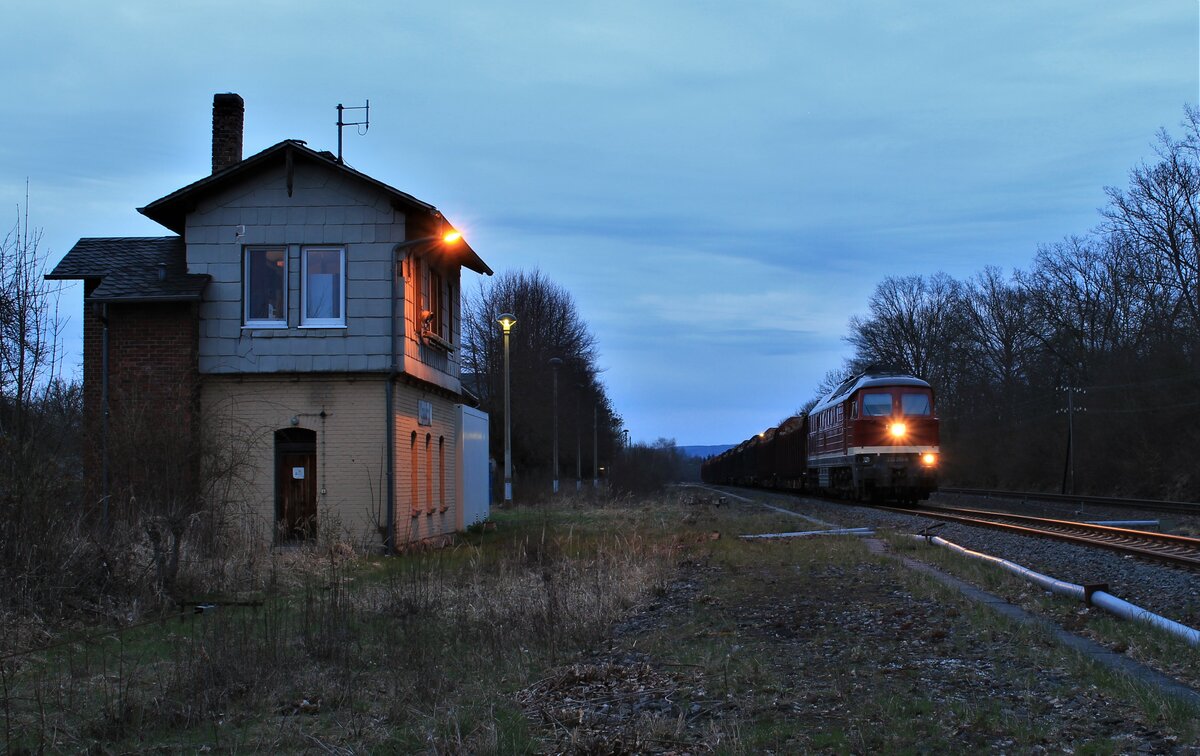 Am 16.04.21 fuhr die 232 356 und 155 159 (der WFL) einen Holzzug von Triptis nach Saalfeld. Ab Saalfeld übernimmt 155 159 den Zug bis Kaufering. Hier ist der Zug in Oppurg bei einem Kreuzungshalt zu sehen. 