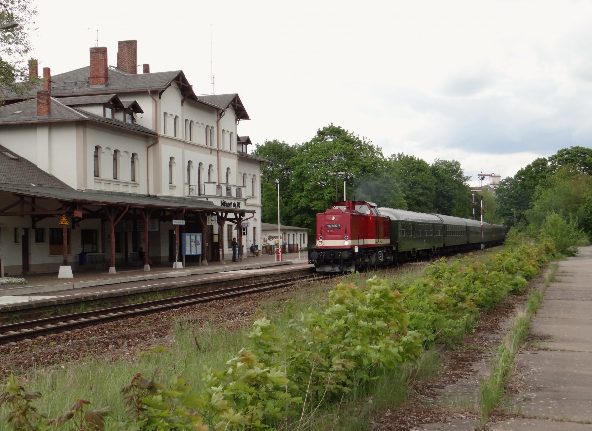 Am 16.05.14 wurde ein Sonderzug von Glauchau/Sachs. nach Saalfeld/Saale überführt.
Mit 112 565 und 01 509 der PRESS, hier in Pößneck zusehen.