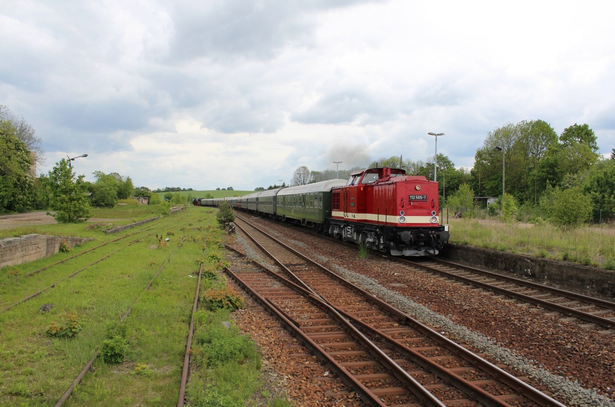 Am 16.05.14 wurde ein Sonderzug von Glauchau/Sachs. nach Saalfeld/Saale überführt.
Mit 112 565 und 01 509 der PRESS, hier in Neustadt an der Orla zusehen. Foto von der ehem. Laderampe!