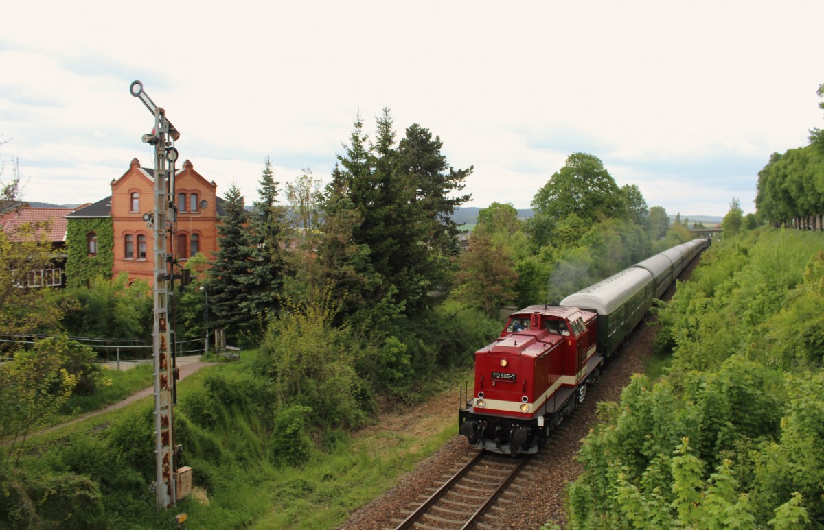 Am 16.05.14 wurde ein Sonderzug von Glauchau/Sachs. nach Saalfeld/Saale überführt.
Mit 112 565 und 01 509 der PRESS, hier in Pößneck zusehen.
