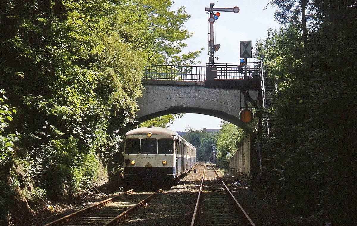 Am 16.05.1993 fand auf der Wuppertaler Nordbahn eine Sonderfahrt mit den Akkutriebwagen 515 604-7 und 515 690-3 und einem 815 statt. Bei einer Scheineinfahrt im Bahnhof Wuppertal-Ottenbruch fahren die Triebwagen ausnahmsweise auf dem  richtigen  Gleis ein. 