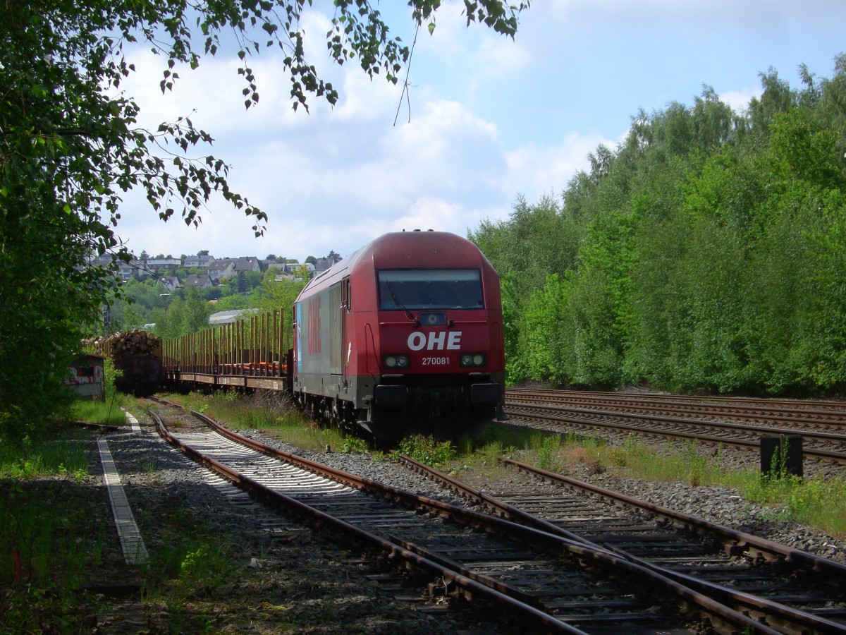 Am 16.05.2014 setzt die OHE 270081 einen Holzzug an der Verladestelle in Arnsberg um.