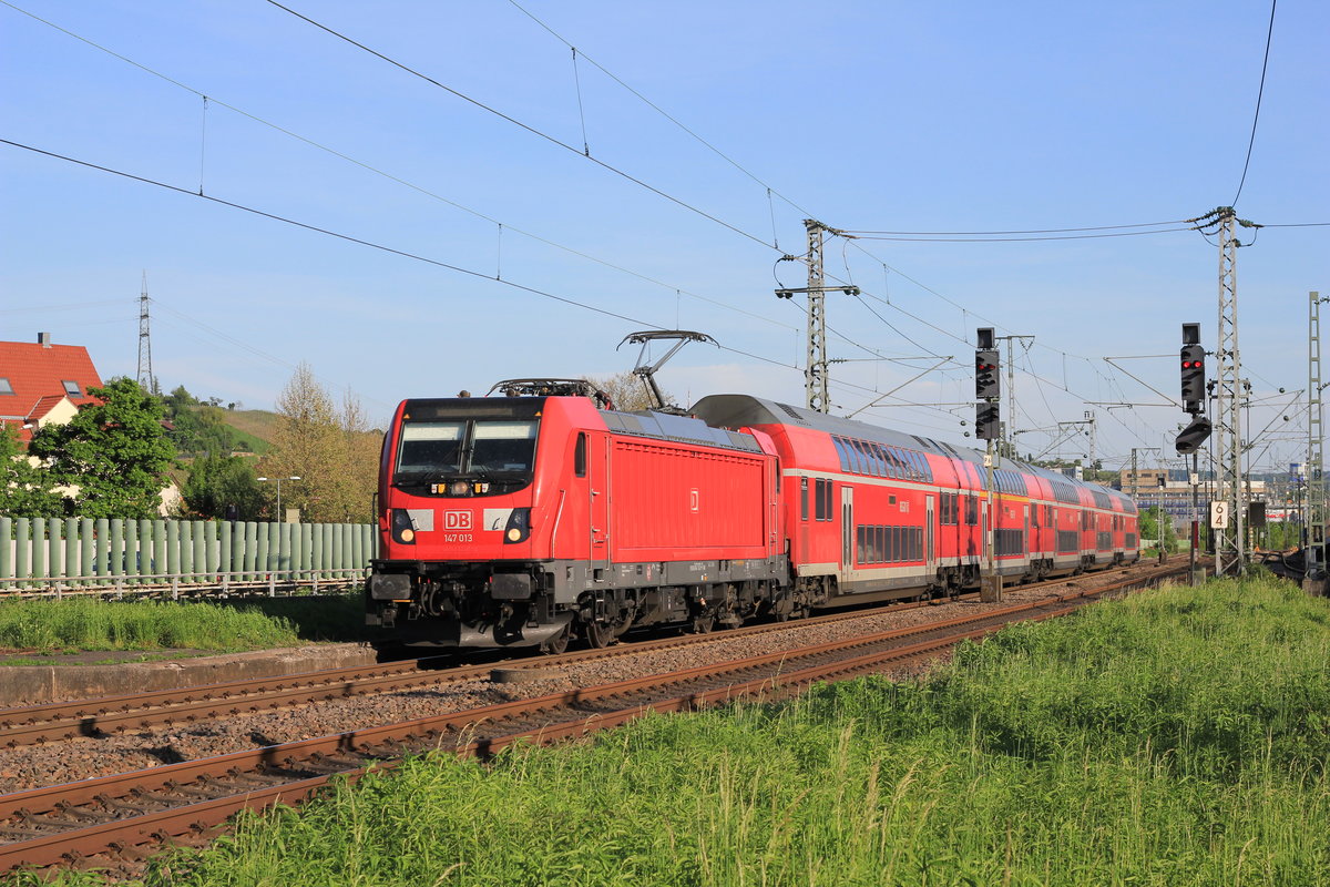 Am 16.05.2017 fährt 147 013 mit IRE nach Karlsruhe durch Stuttgart-Zuffenhausen. 