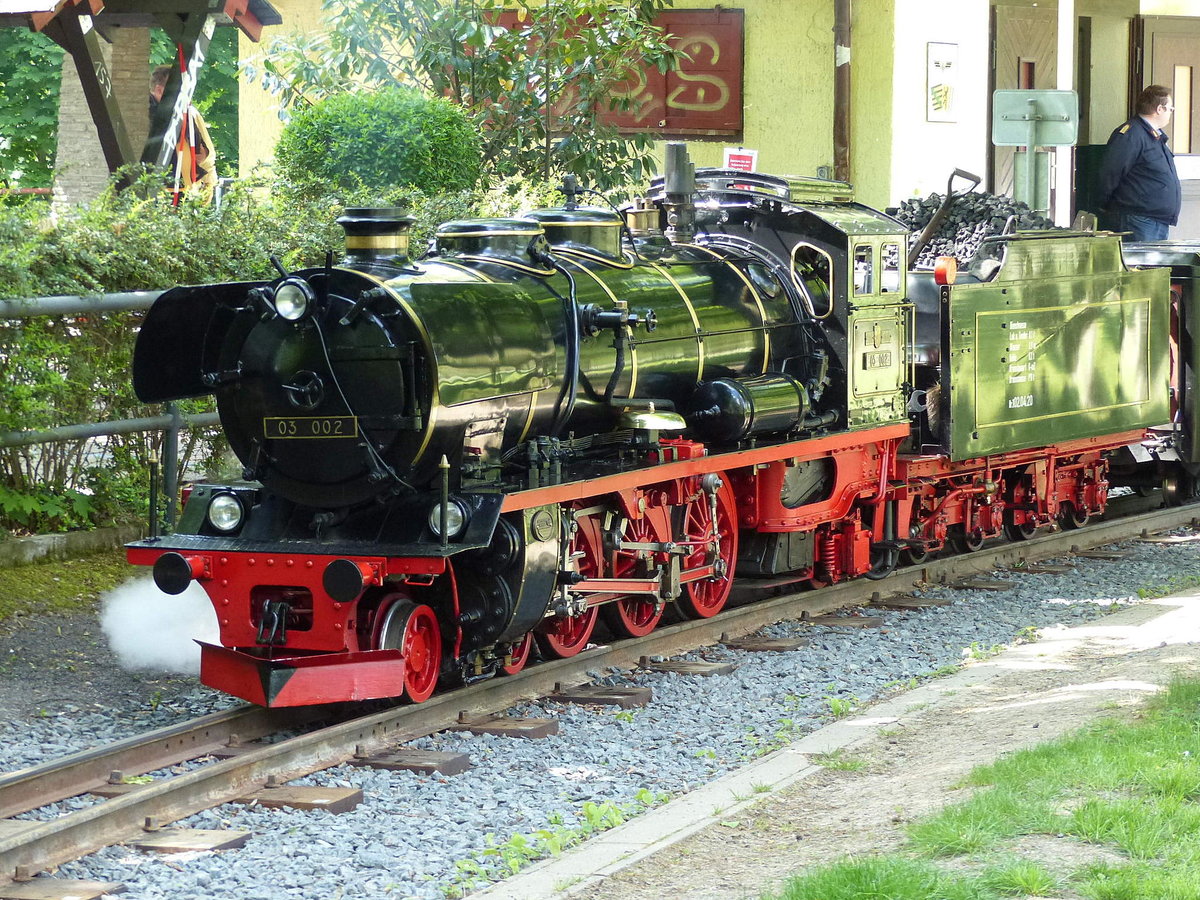 Am 16.05.2020 war die 03 002 der Parkeisenbahn Leipzig im Einsatz und wartet im Bf Auenseee auf die Abfahrt.