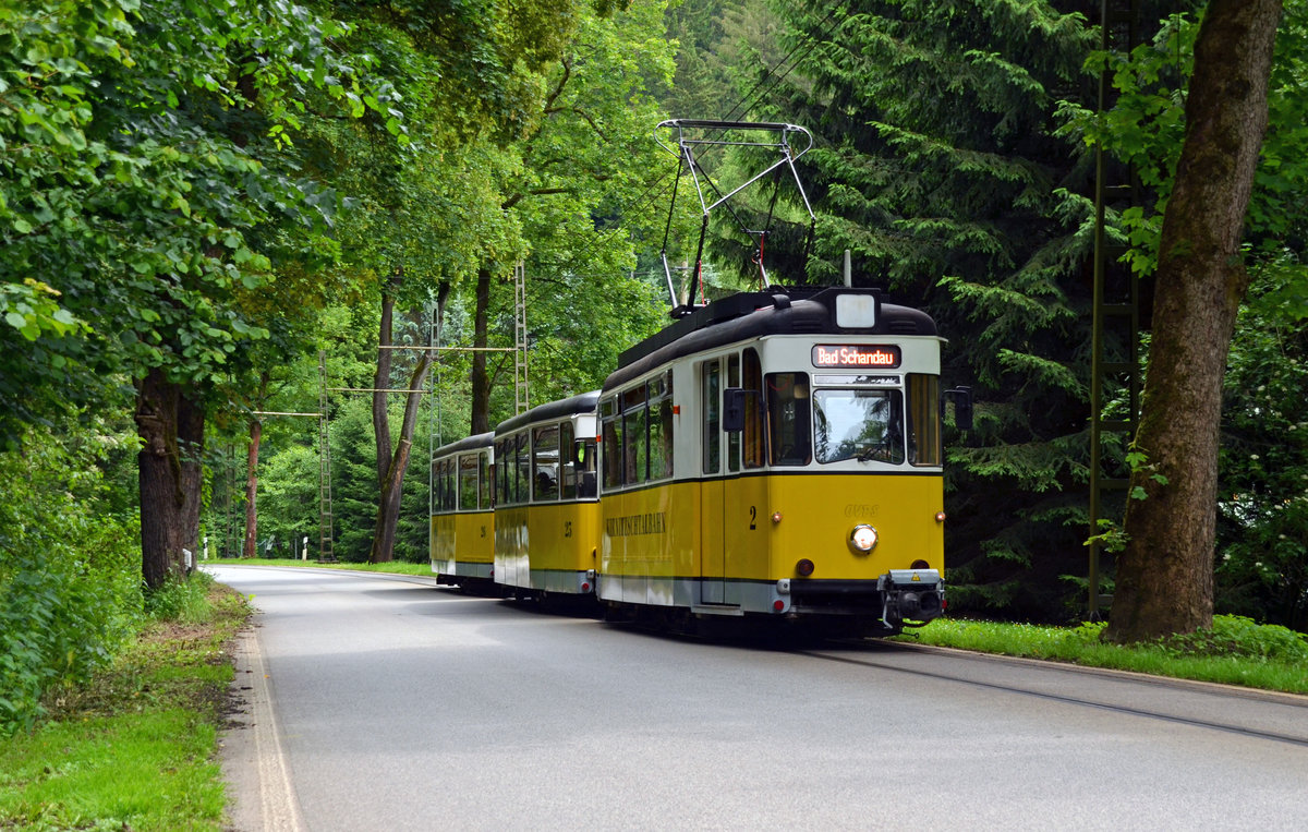 Am 16.06.16 hat eine Kirnitzschtalbahn die Haltestelle Mittelndorfer Mühle passiert und setzt nun ihre Fahrt zum Bad Schandauer Kurpark fort.