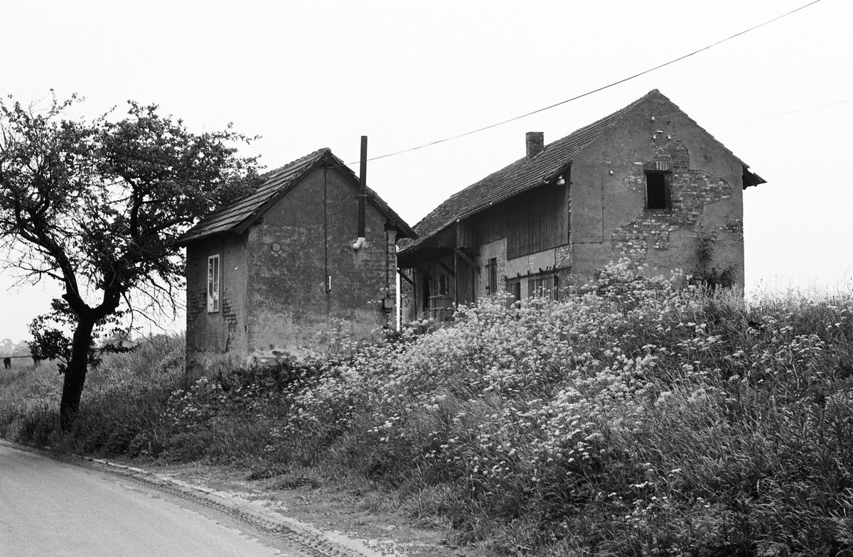Am 16.06.1984 entdeckte ich durch Zufall diese Gebäude des ehemaligen Haltepunktes Schullwitz-Eschdorf an der stillgelegten Strecke Dürröhrsdorf - Weissig-Bühlau (KBS 394). Am 27. Juni 1908 wurde die Bahn eröffnet. Der letzte Zug fuhr am 23. April 1951. Tag's darauf begann der hastige Abbau der Gleise.