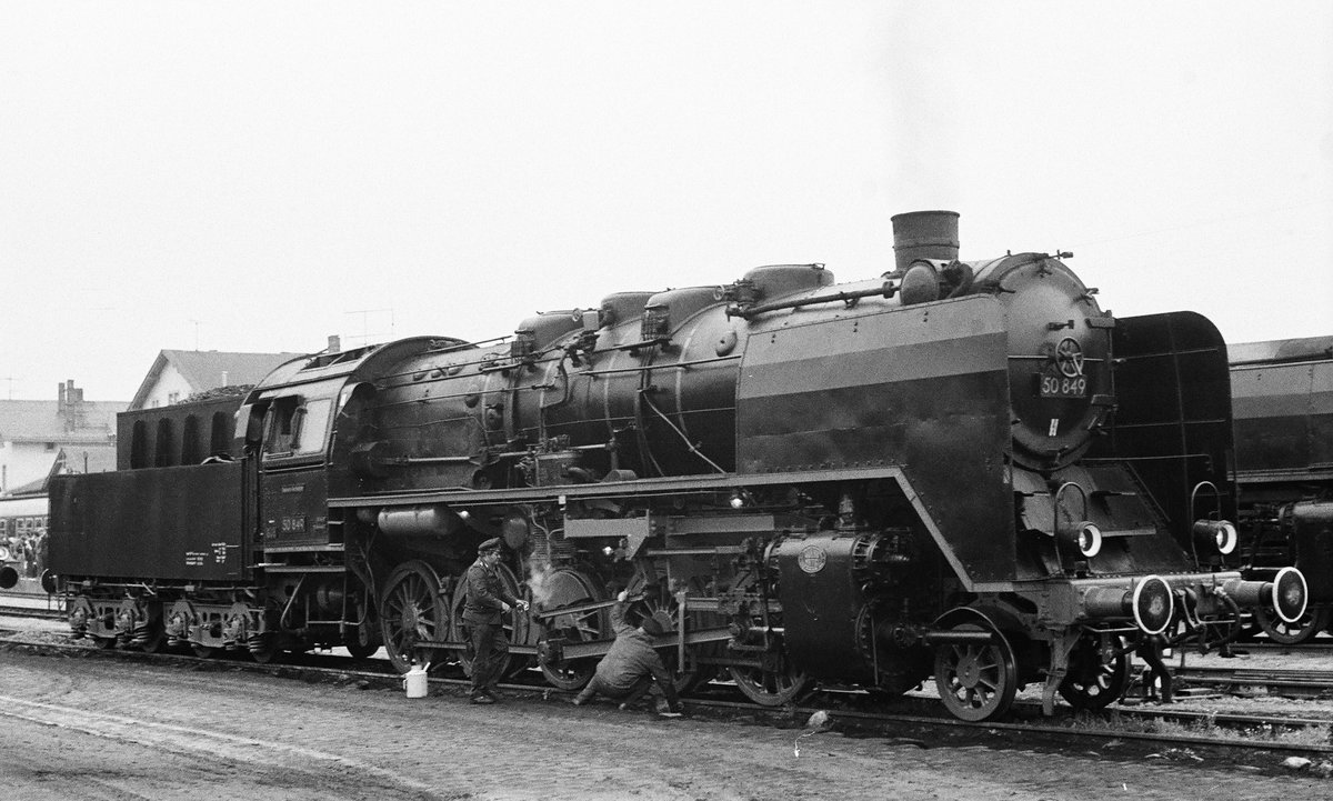 Am 16.06.1984 fand eine Dampflok-Sternfahrt von Dresden, Zwickau und Hoyerswerda nach Dürröhrsdorf statt. Lok 50 849 wird für die Rückfahrt fitt gemacht.