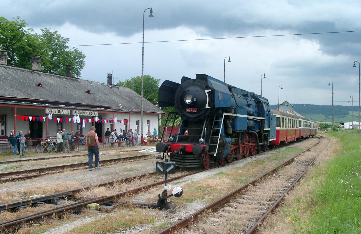 Am 16.06.2004 steht der Papagei 477013 vor einem Sonderzug im Bahnhof Spisske Podhradie.