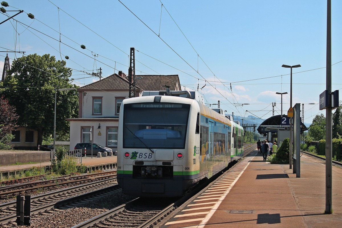 Am 16.06.2013 stand BSB 006 (650 033-3) mit Seitenwerbung zusammen mit BSB 008 (650 035-8) als Breisgau-S-Bahn in Denzlingen.