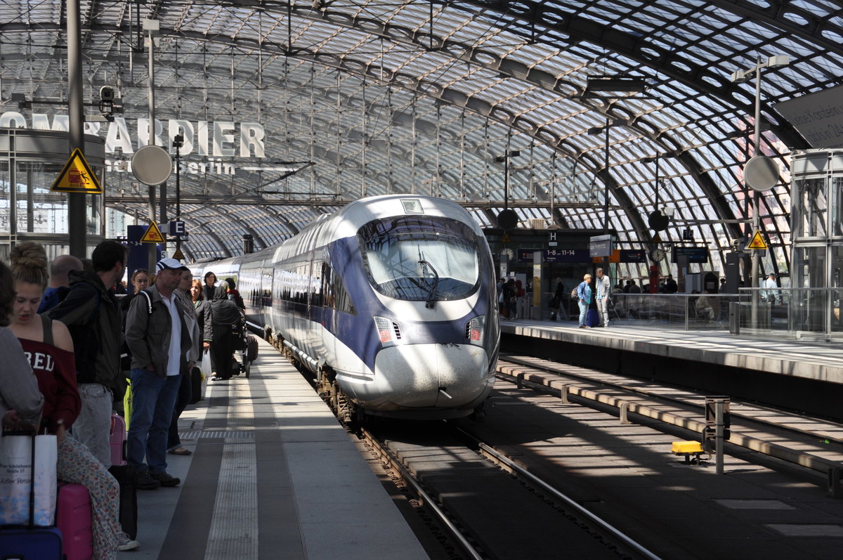 Am 16.06.2015 in Berlin Hauptbahnhof aufgenommen einfahrt des ICE-TD von Dänemark
