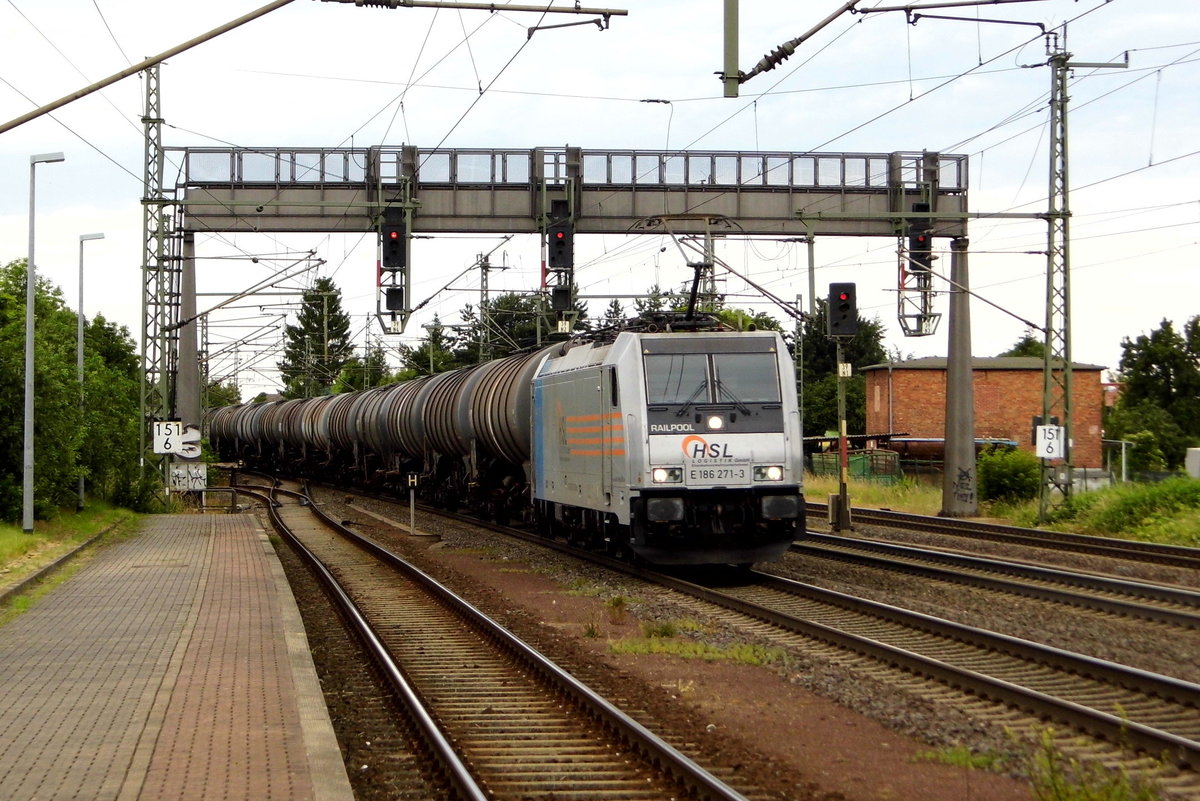 Am 16.06.2016 kam die E 186 271-3 von der HSL Logistik (Railpool) aus Richtung Braunschweig nach Niederndodeleben und fuhr weiter in Richtung Magdeburg . 