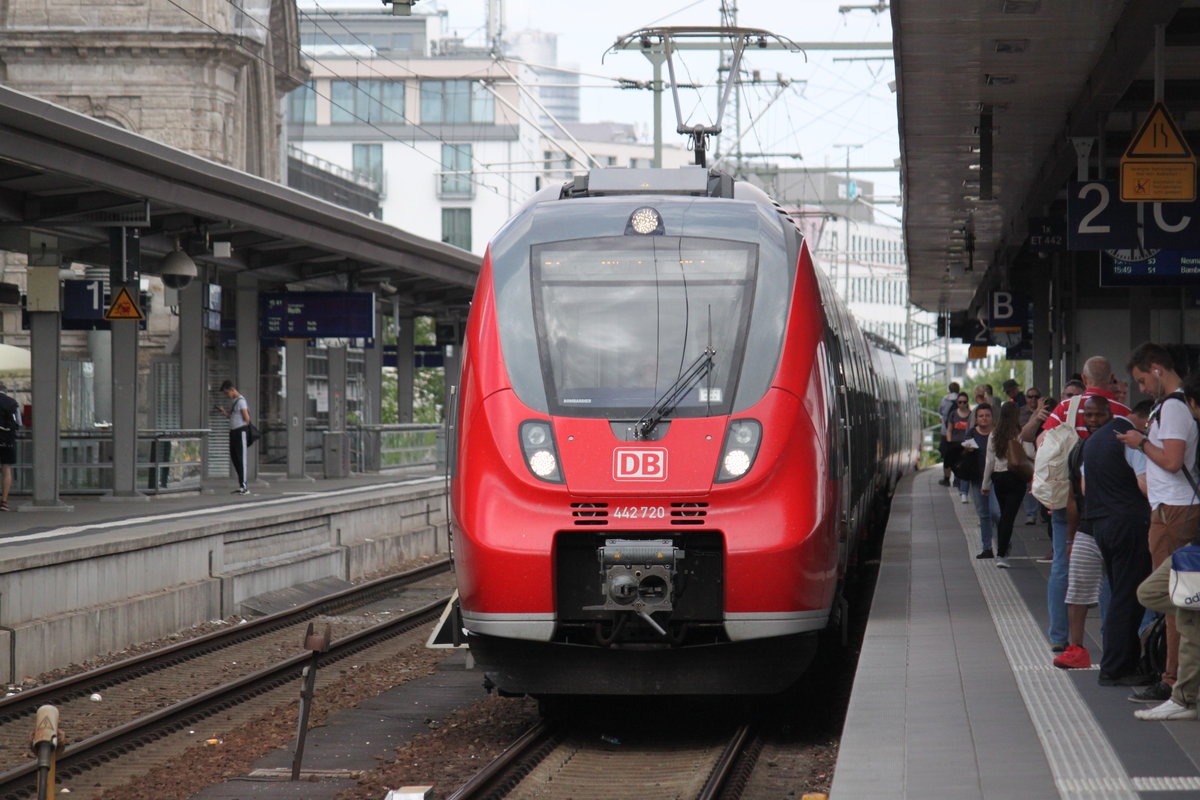 Am 16.06.2017 wird 442 720 als S3 nach Neumarkt in Nürnberg Hauptbahnhof bereitgestellt.