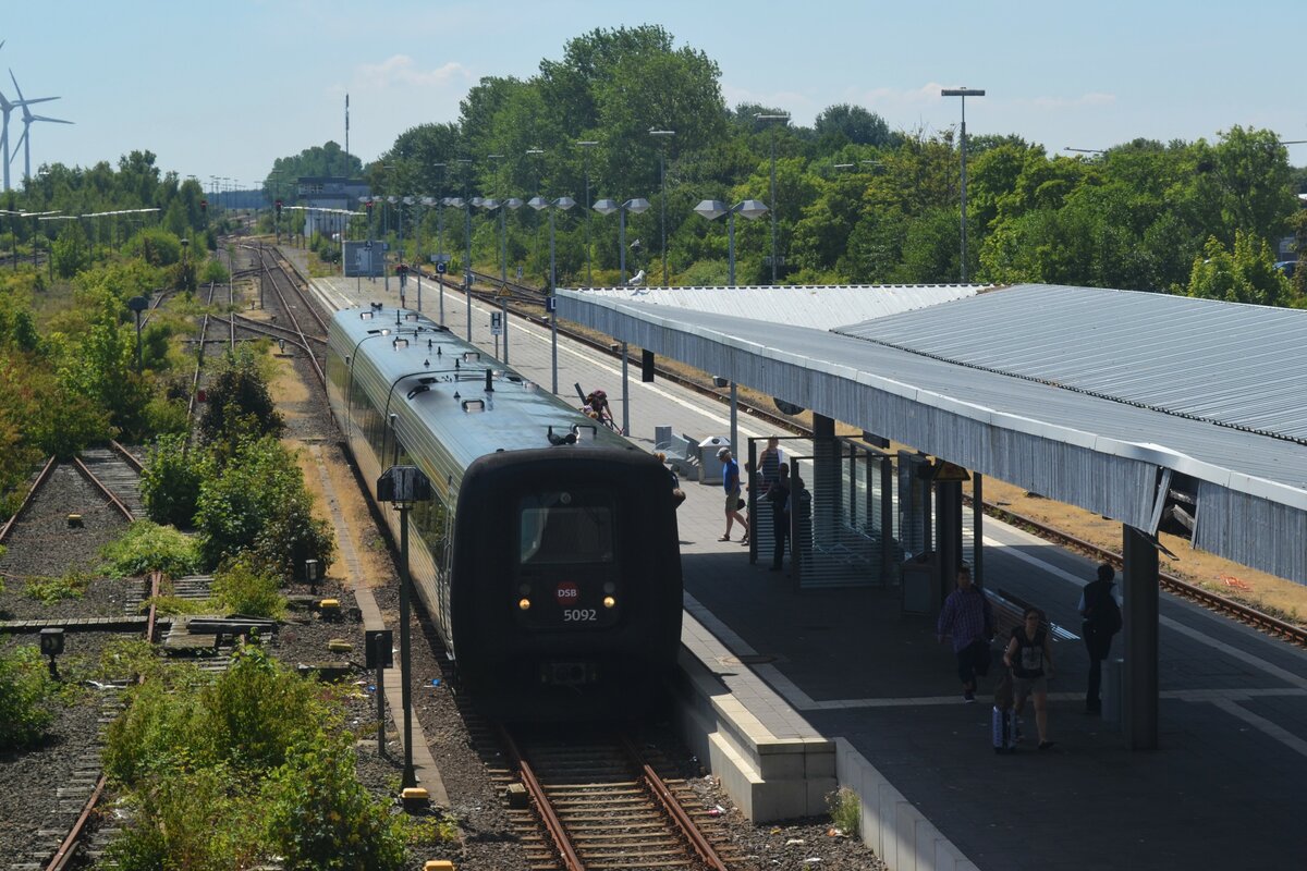 Am 16.06.2018 fuhr IC3 (5092) in den Bahnhof Puttgarden ein, um kurz darauf auf der Fähre in Richtung Dänemark aufzubrechen.
Ort: Puttgarden, 16.06.2018