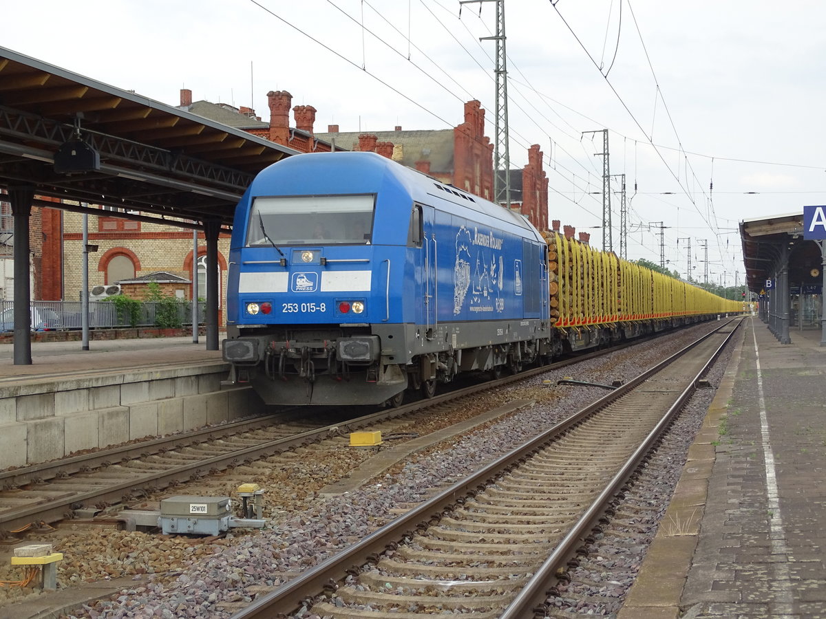 Am 16.06.2018 kam die 253 015 (223 052) mit einem Holzzug aus Richtung Berlin nach Stendal und fuhr weiter in Richtung Borstel.