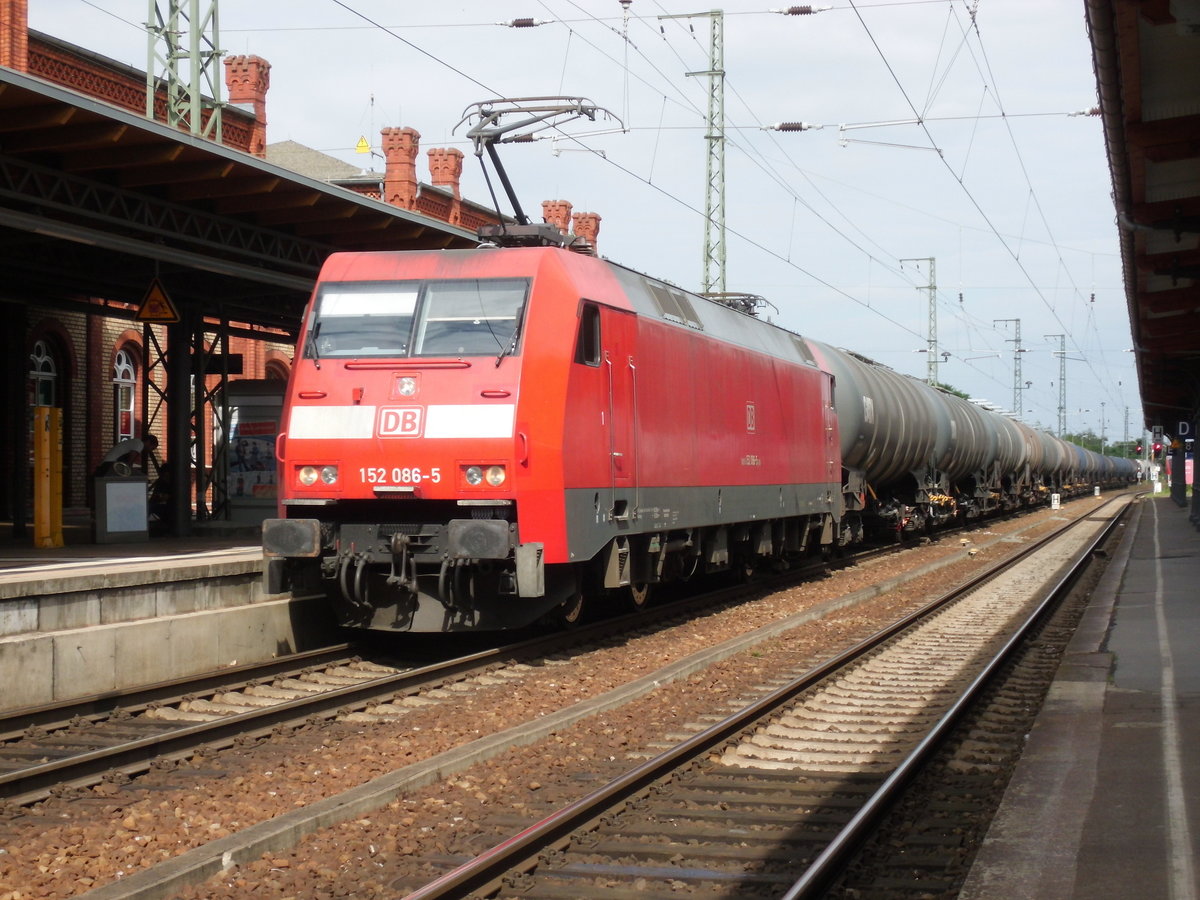 Am 16.07.2016 kam 152 086 mit einem Kesselzug aus Richtung Berlin nach Stendal und fuhr weiter nach Hannover.