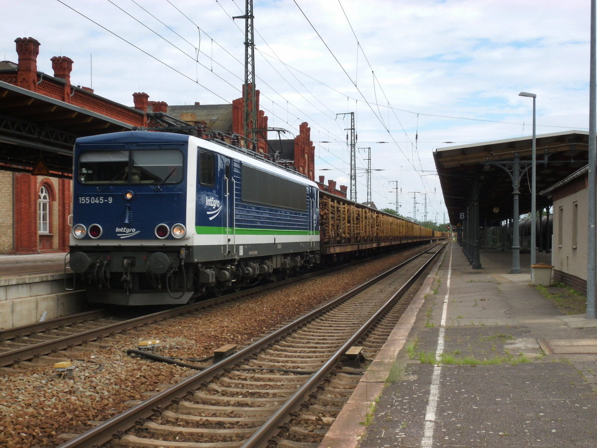 Am 16.07.2016 kam 155 045 mit einem Holzzug aus Richtung Berlin nach Stendal und fuhr weiter nach Borstel/Niedergörne.