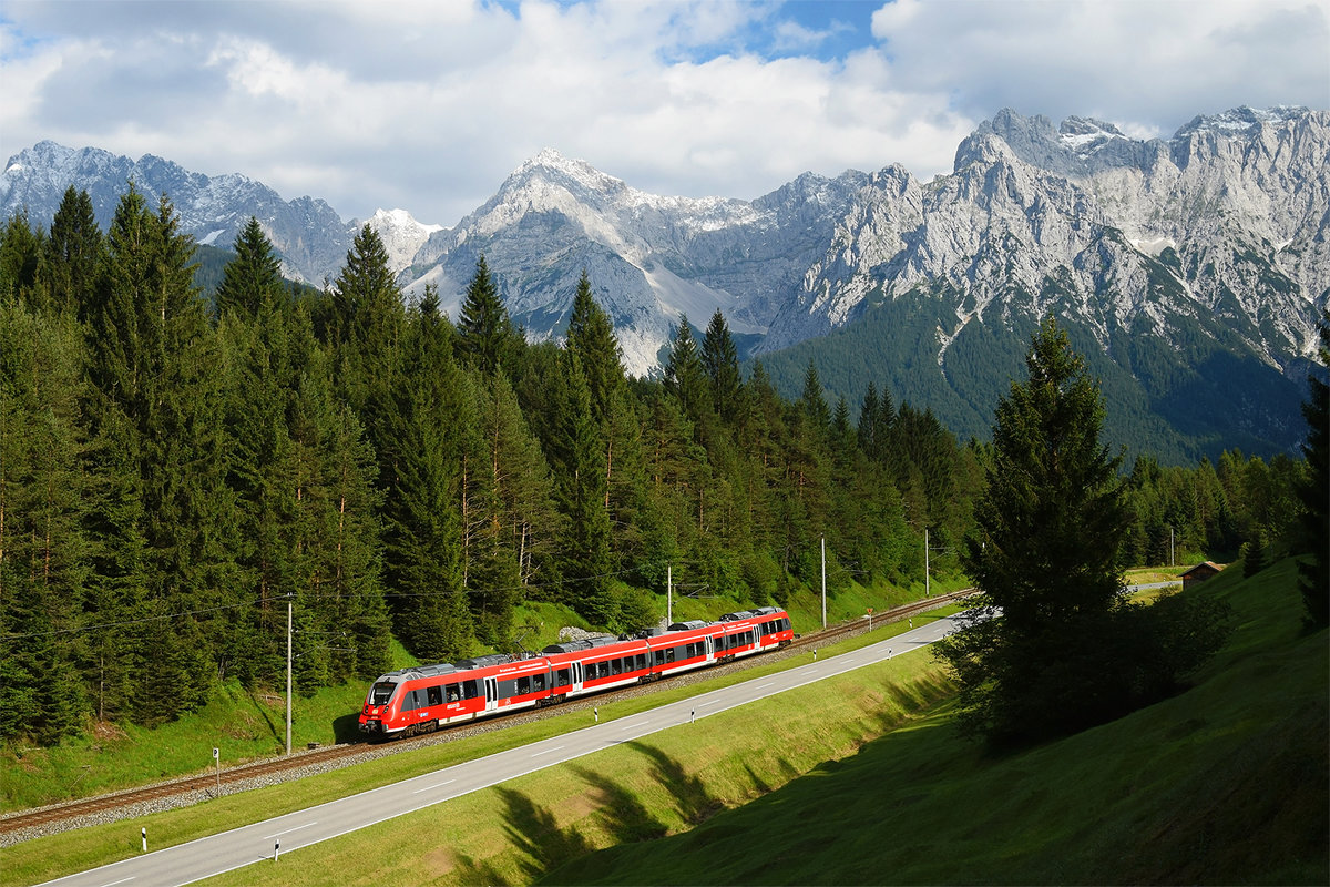 Am 16.07.2016 rollt 2442 204 mit dem RB 5426 von Innsbruck nach München hinter Klais.